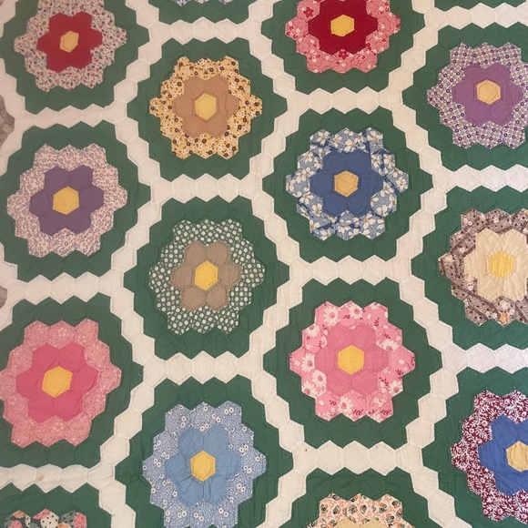 Vintage Quilt Grandmothers Flower Garden Hand Stitched Feedsack Fabric 1930s - Picture 1 of 16